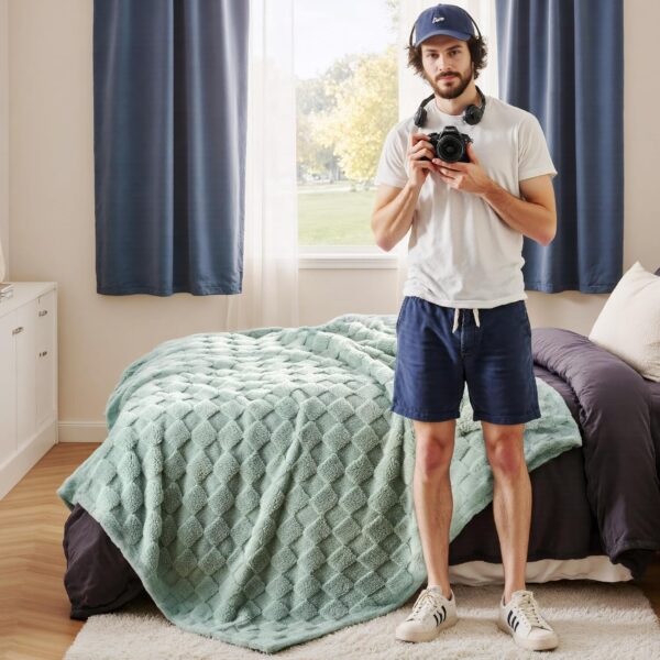 91DEfQbxCCL._AC_SL1500_.jpg Bedsure Sage Green Throw Blanket – Soft Cozy Fleece Throw, 50x60 Inches